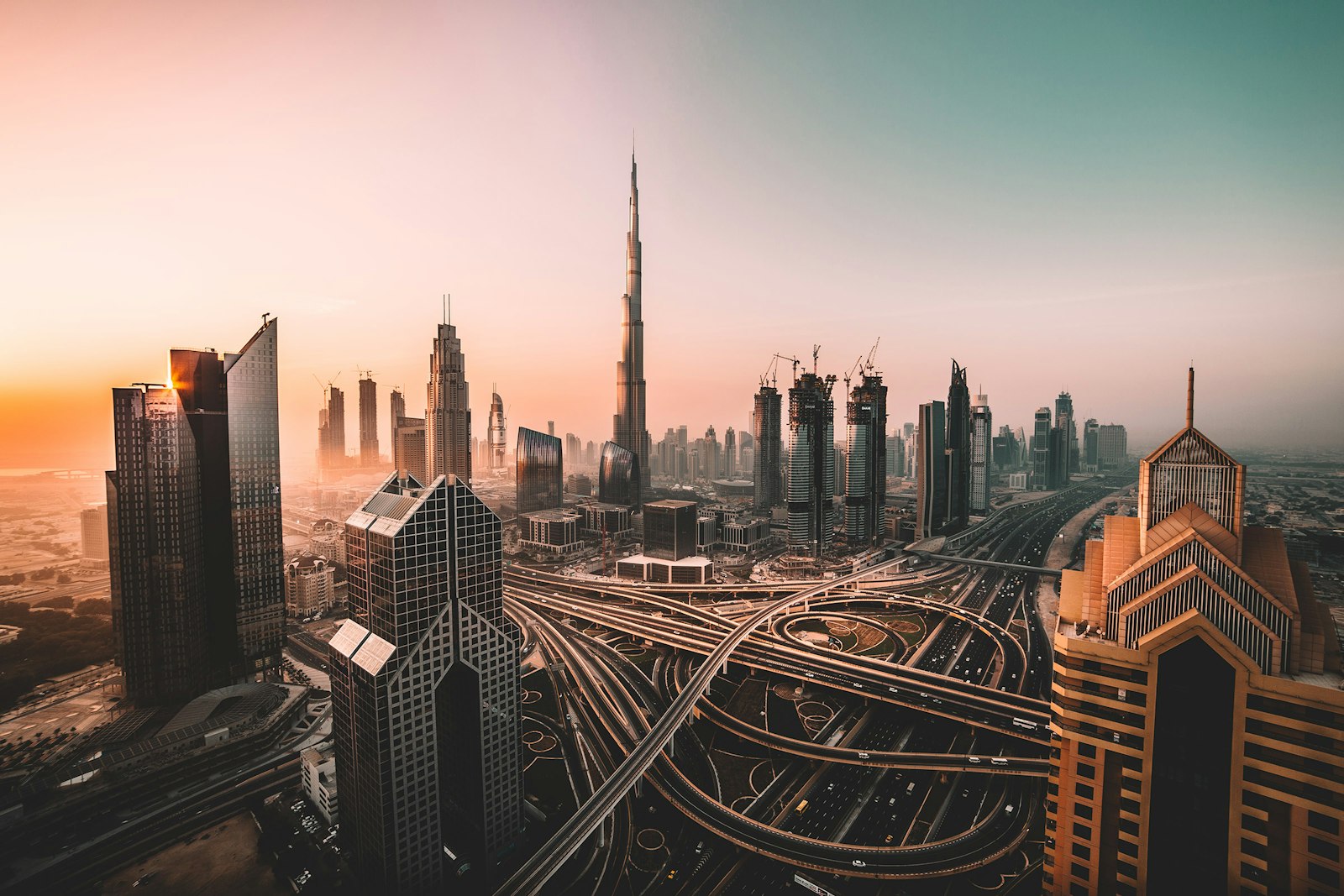 أفق دبي وتقاطع الطرق السريعة